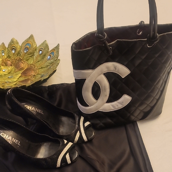 CHANEL Chic Black and White Quilted Tote Bag - Picture 5 of 10